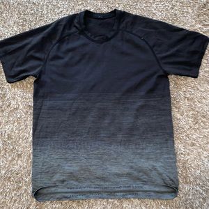 Large Lululemon Gray/Black gradient T-shirt